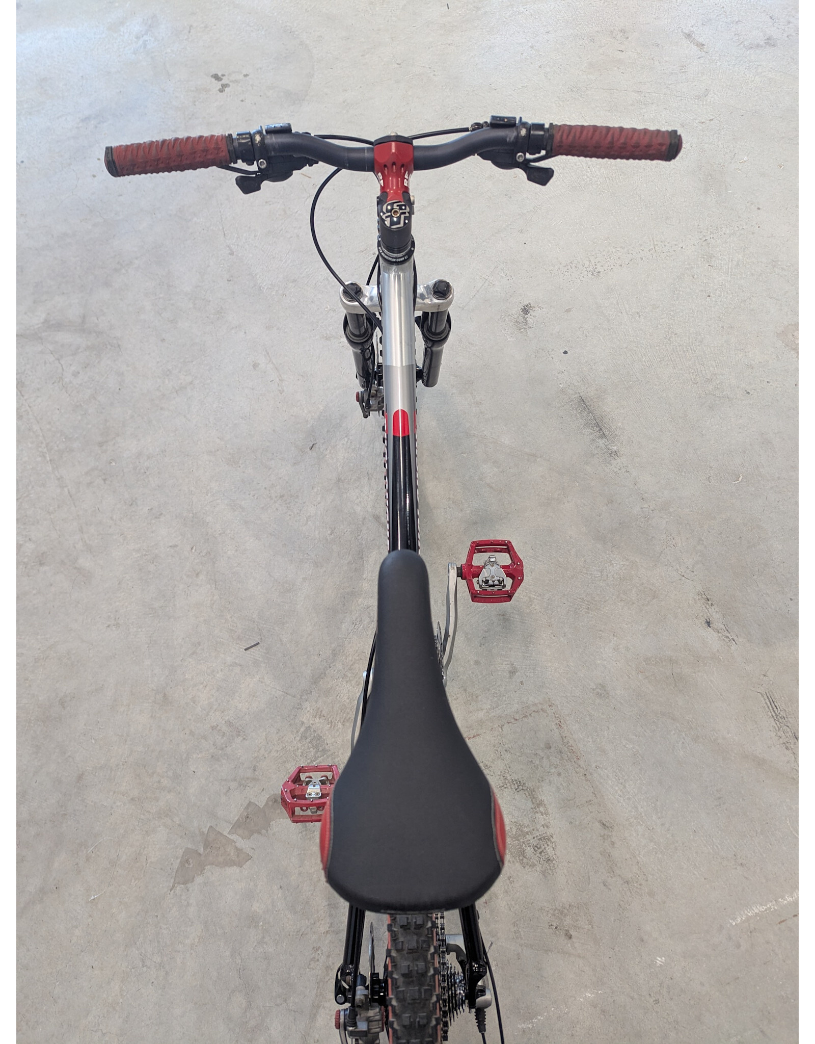 GT GT Avalanche 1.0 Disc Brake, Black/Silver/Red 16 Inches