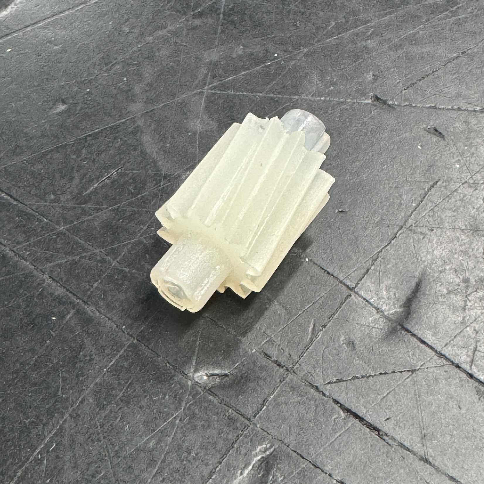 Piaggio OEM Piaggio Speedometer Drive Gear Pinion, 12 Tooth Plastic, Inside Front Hub, for Vespa ET2, ET4, LX, LXV, S, GT, GTS, GTV and More — Part #267819