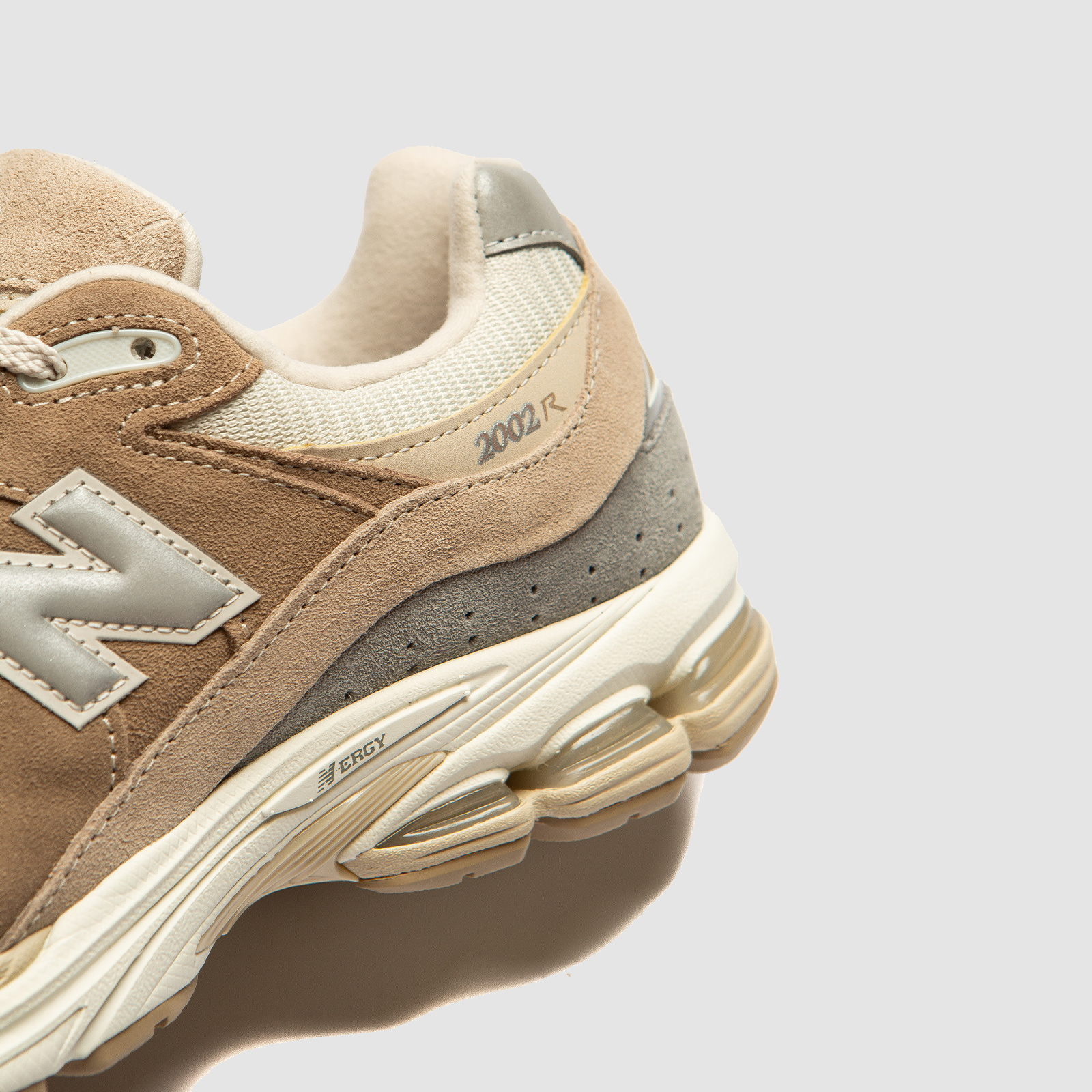 【美品】New Balance2002R ベージュグラデ　スエード New Balance2002R Beige/Grey/White - RUKUS