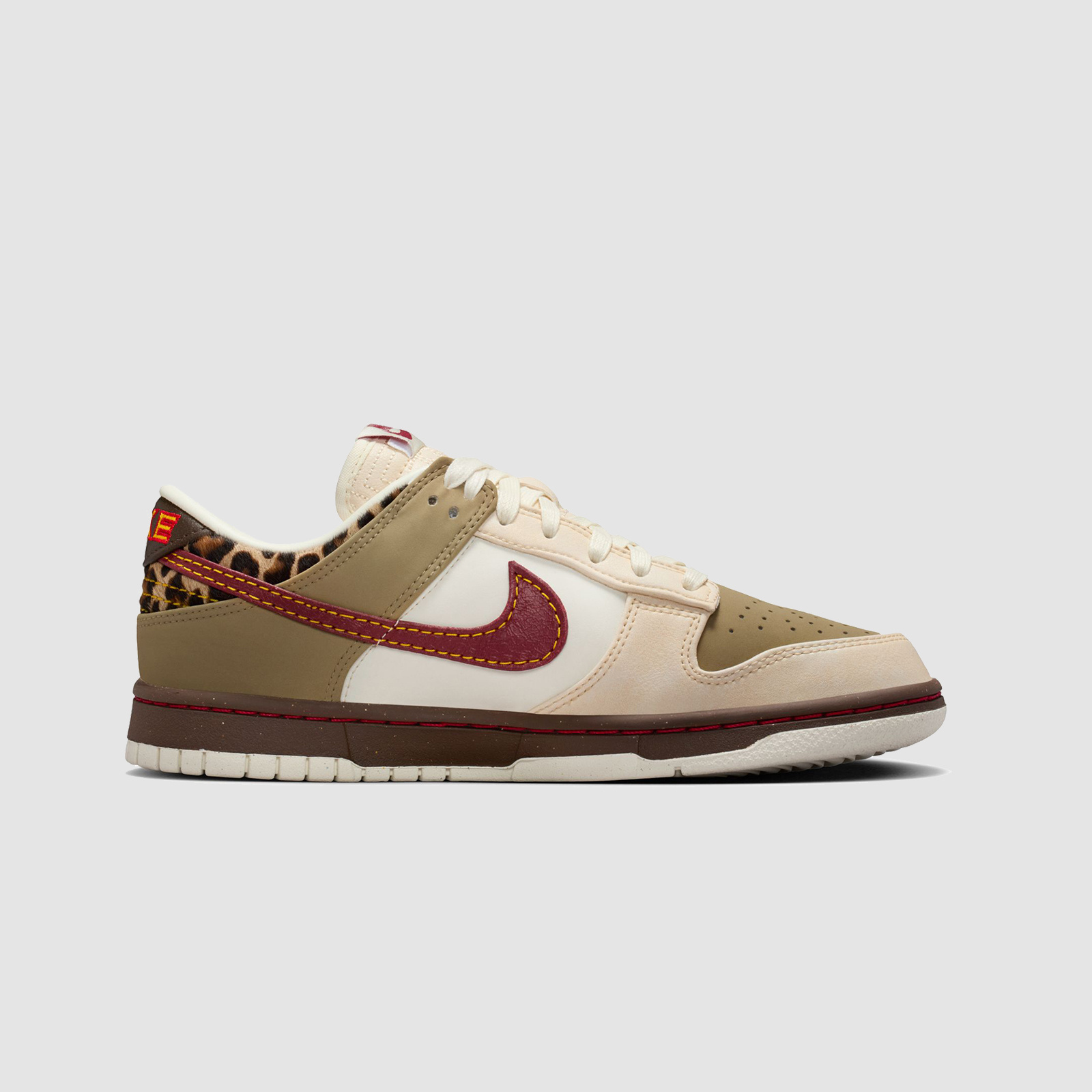 Nike W Dunk Low Khakis / Team Red