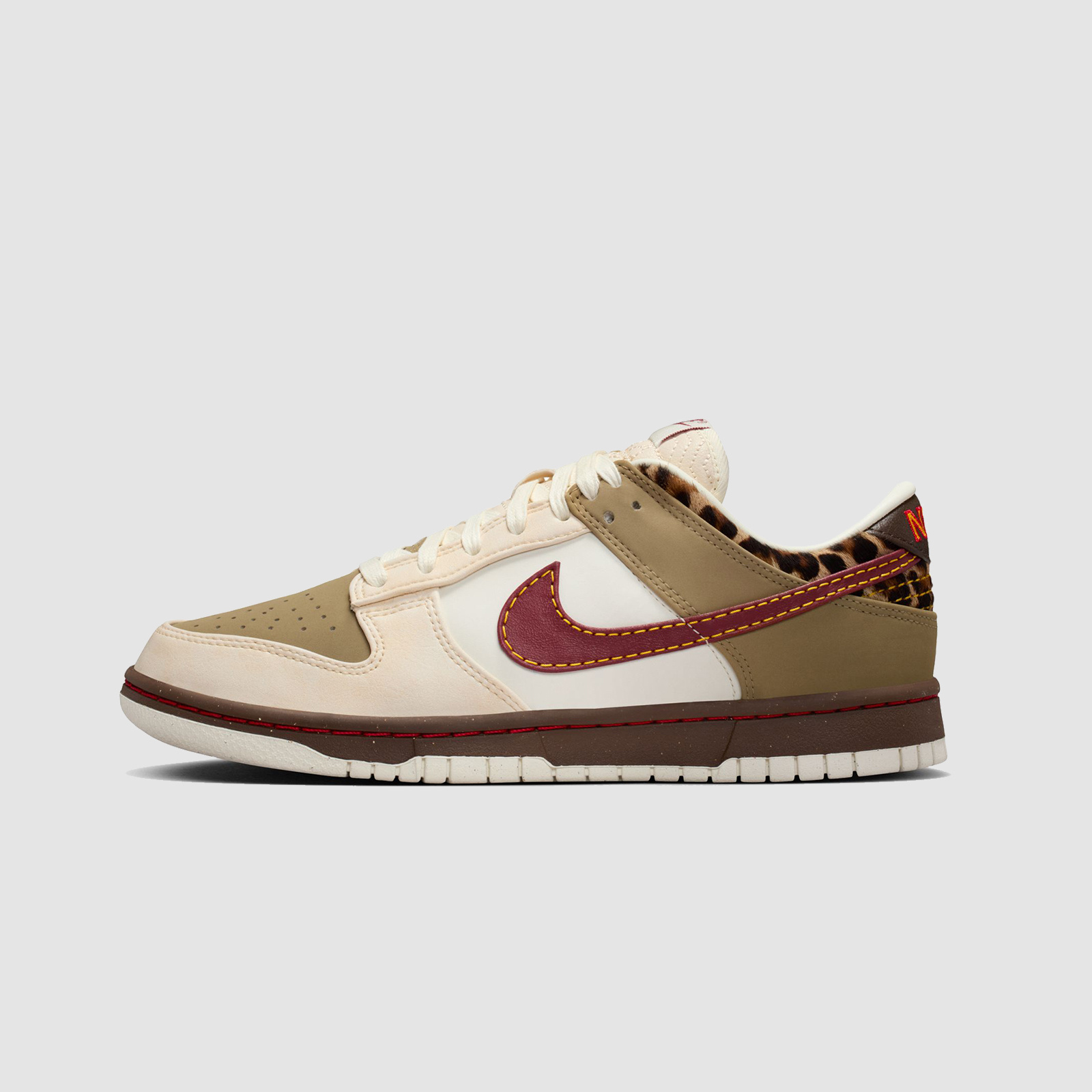 Nike W Dunk Low Khakis / Team Red