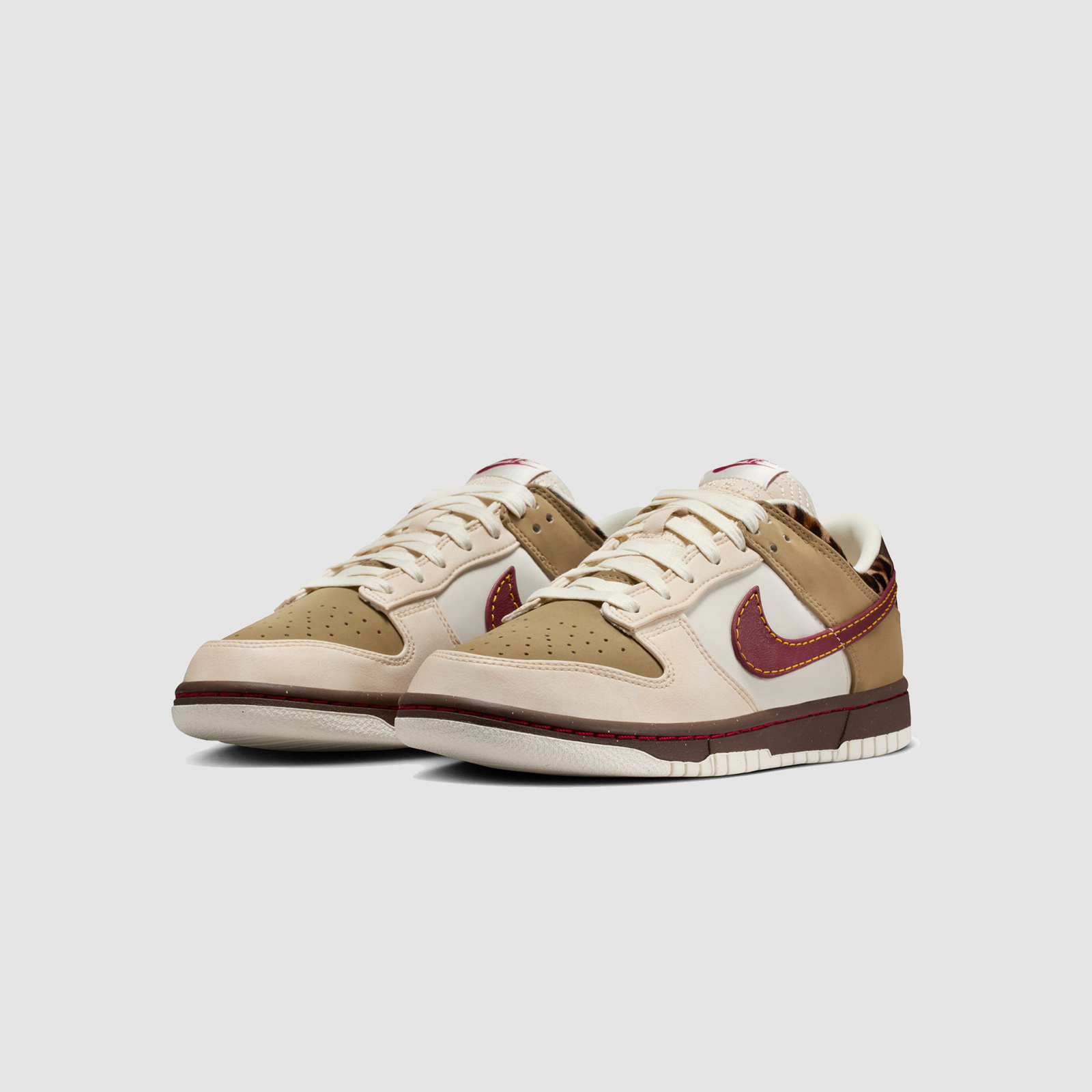 Nike W Dunk Low Khakis / Team Red