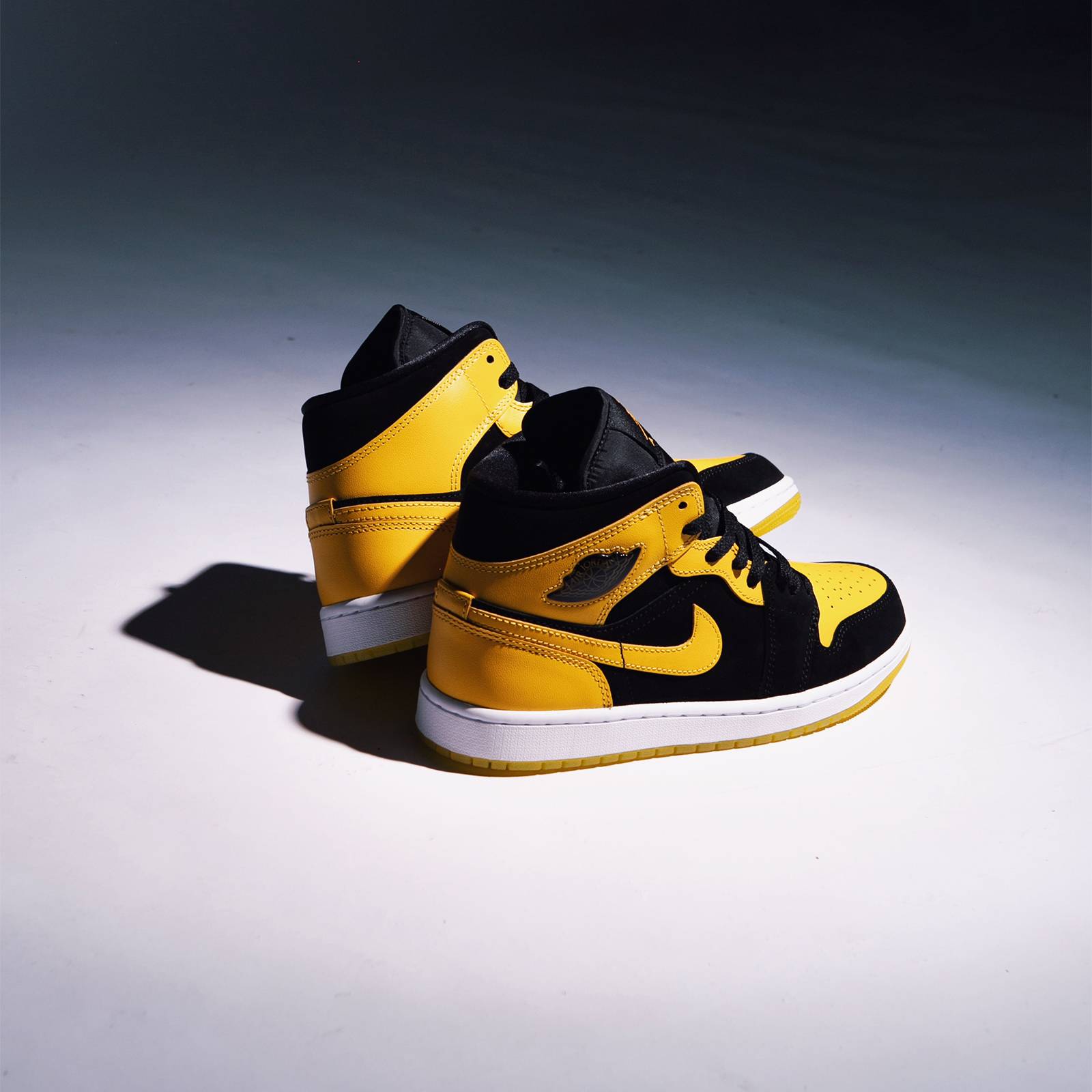 Jordan 1 Mid 'New Love'