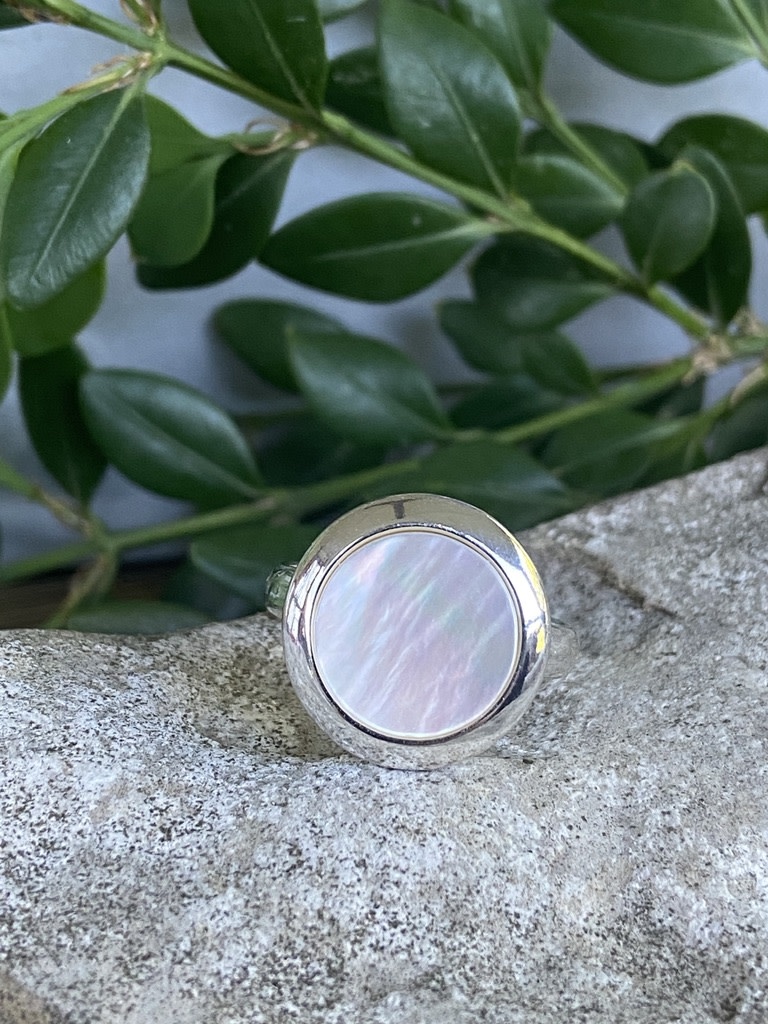 Sterling Mother of Pearl Round Ring - Size 8