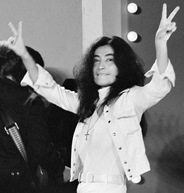 Gruen Yoko Ono holding up peace signs, NYC 1972 by Bob Gruen
