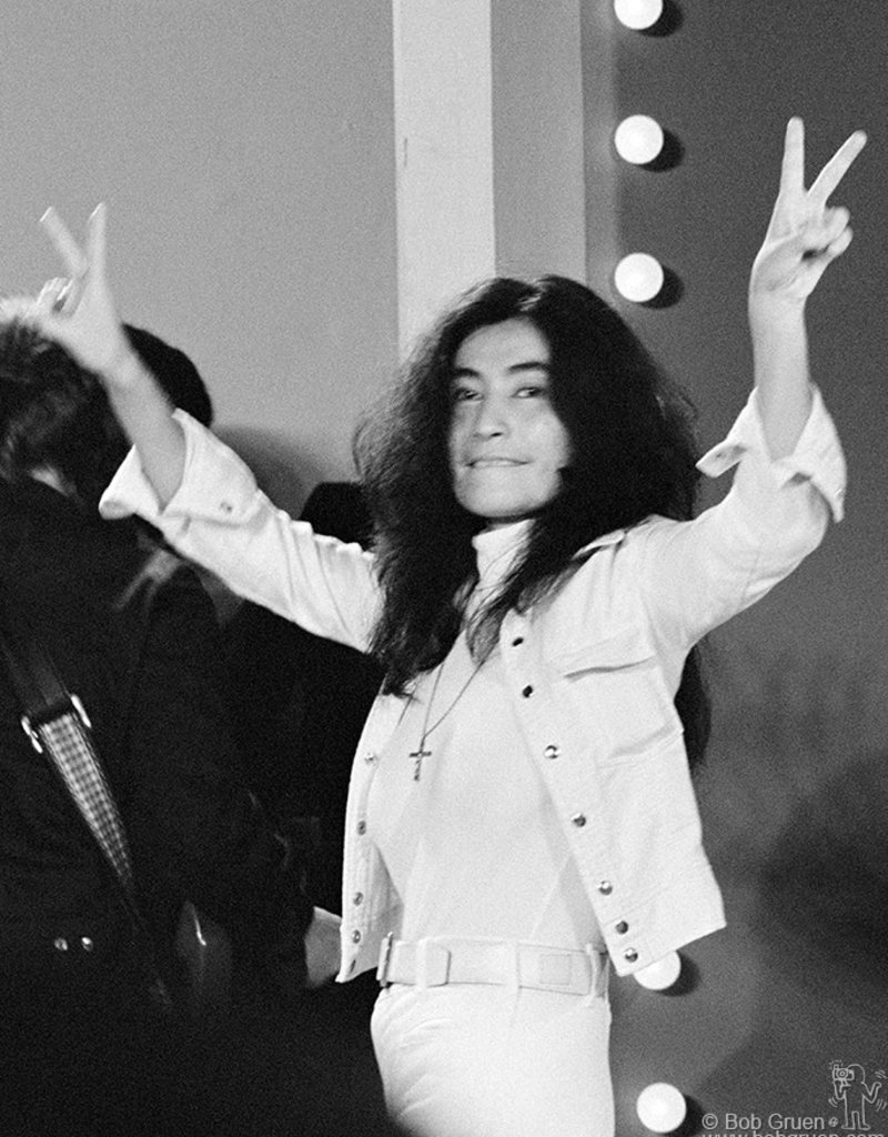 Gruen Yoko Ono holding up peace signs, NYC 1972 by Bob Gruen