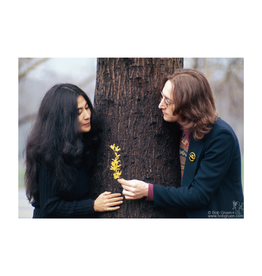 Gruen Yoko Ono and John Lennon holding flowers by a tree, Central Park, NYC 1973 by Bob Gruen