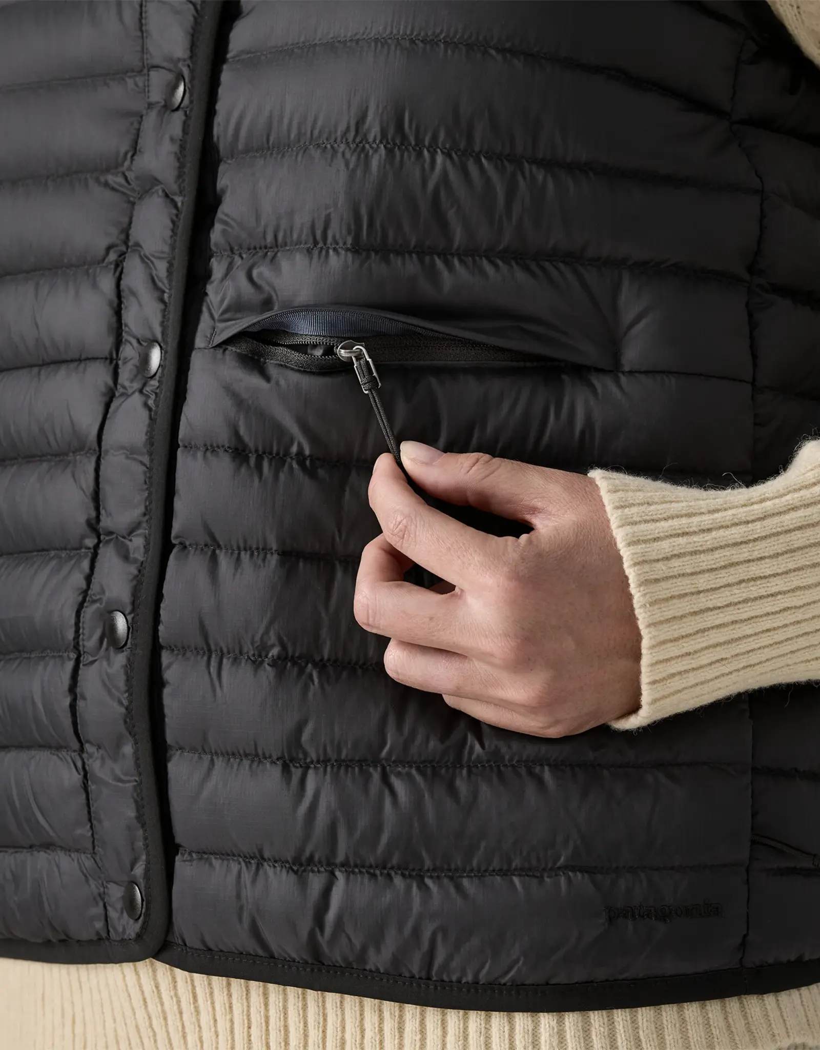 Patagonia - W's LW Rev Down Sweater Vest - Blk