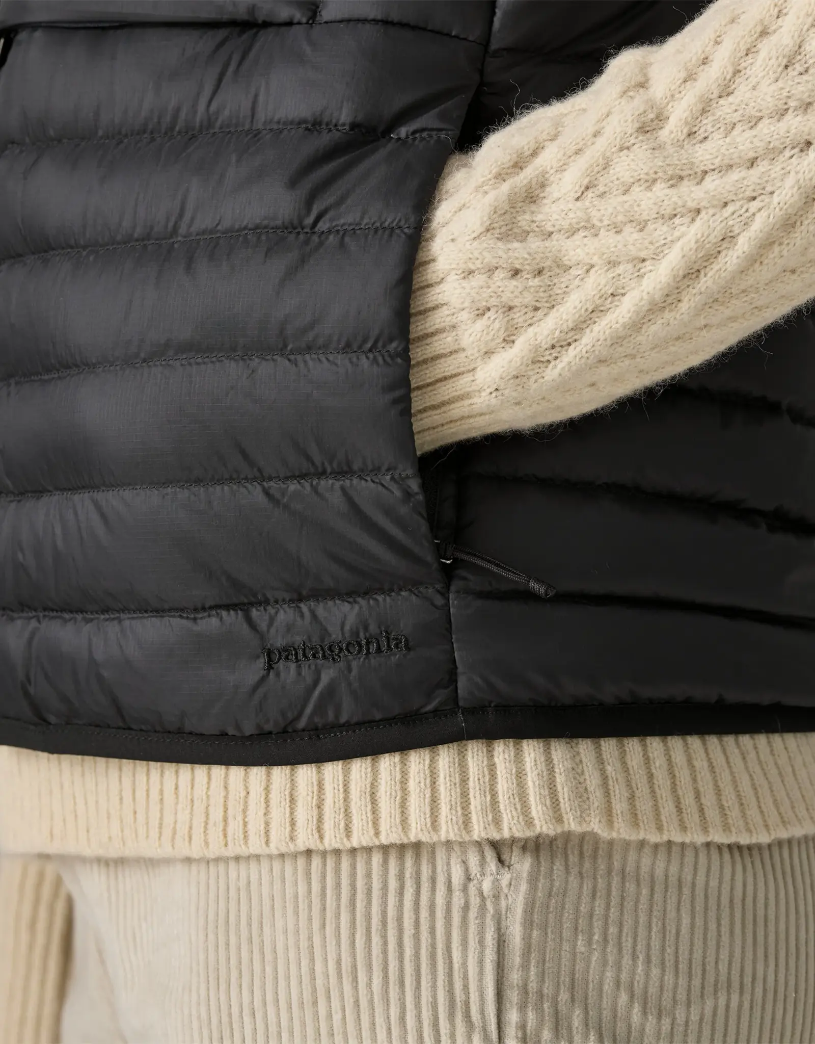 Patagonia - W's LW Rev Down Sweater Vest - Blk