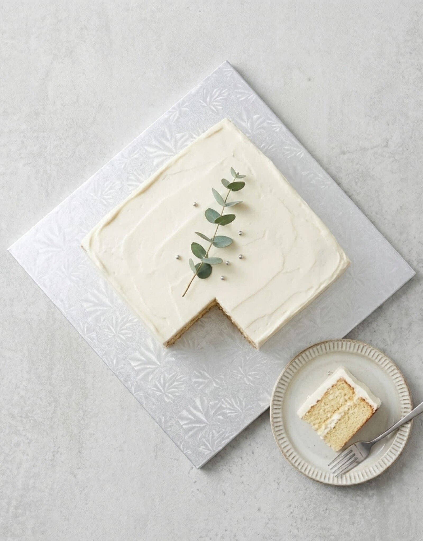 Plateau à gâteau carré argent brossé avec motif feuillage - 12 pouces