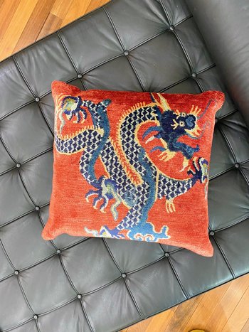 https://cdn.shoplightspeed.com/shops/625380/files/37677095/350x467x1/tibet-home-20x20-pillow-red-dragon.jpg