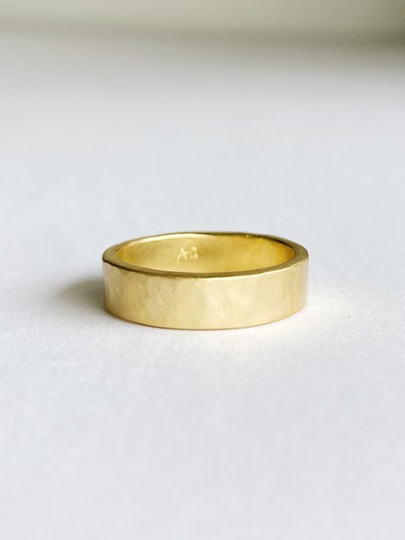 SHANNON JOHNSON 18K Gold Hammered Satin Band