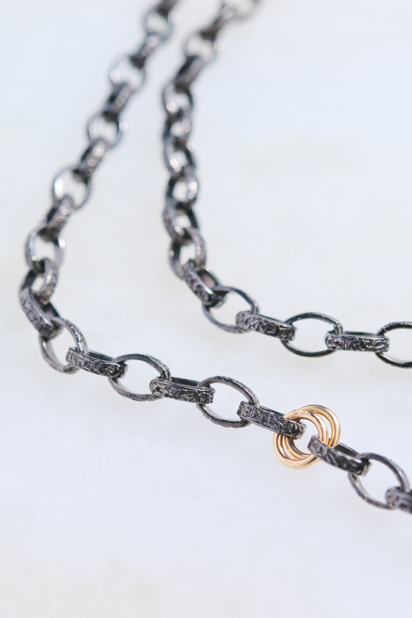 SENNOD Gunmetal & Gold Vignette Chain -