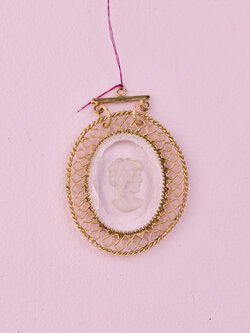 SENNOD Vintage Quartz Cameo Vignette