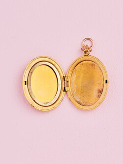 SENNOD Antique Oval "G J" Locket Vignette