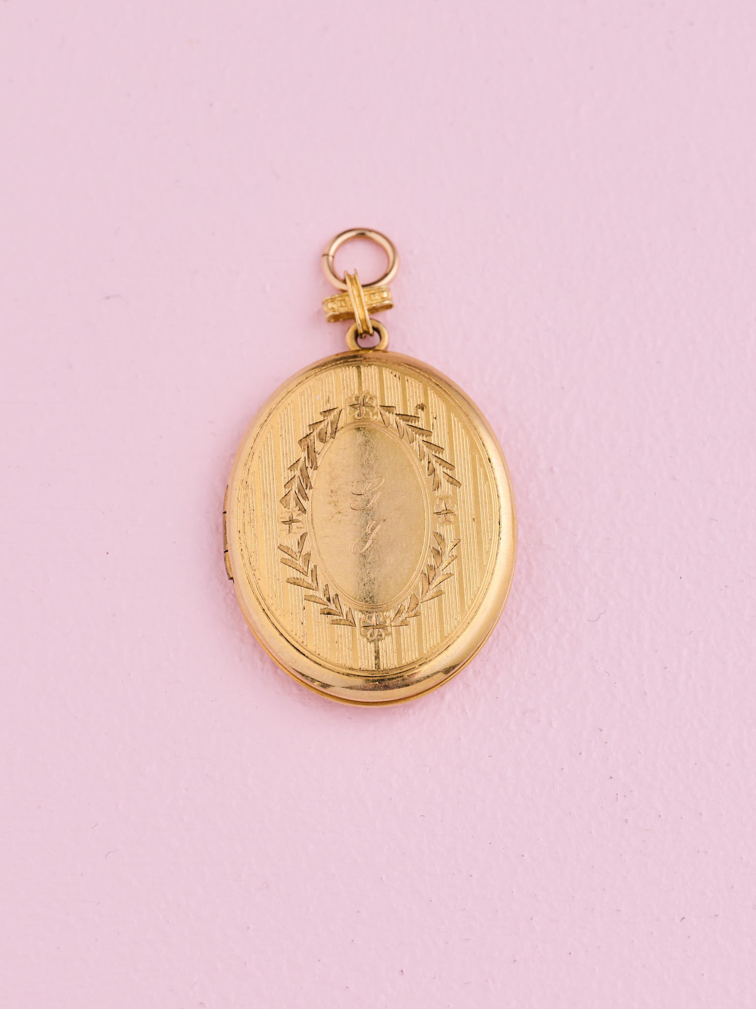 SENNOD Antique Oval "G J" Locket Vignette