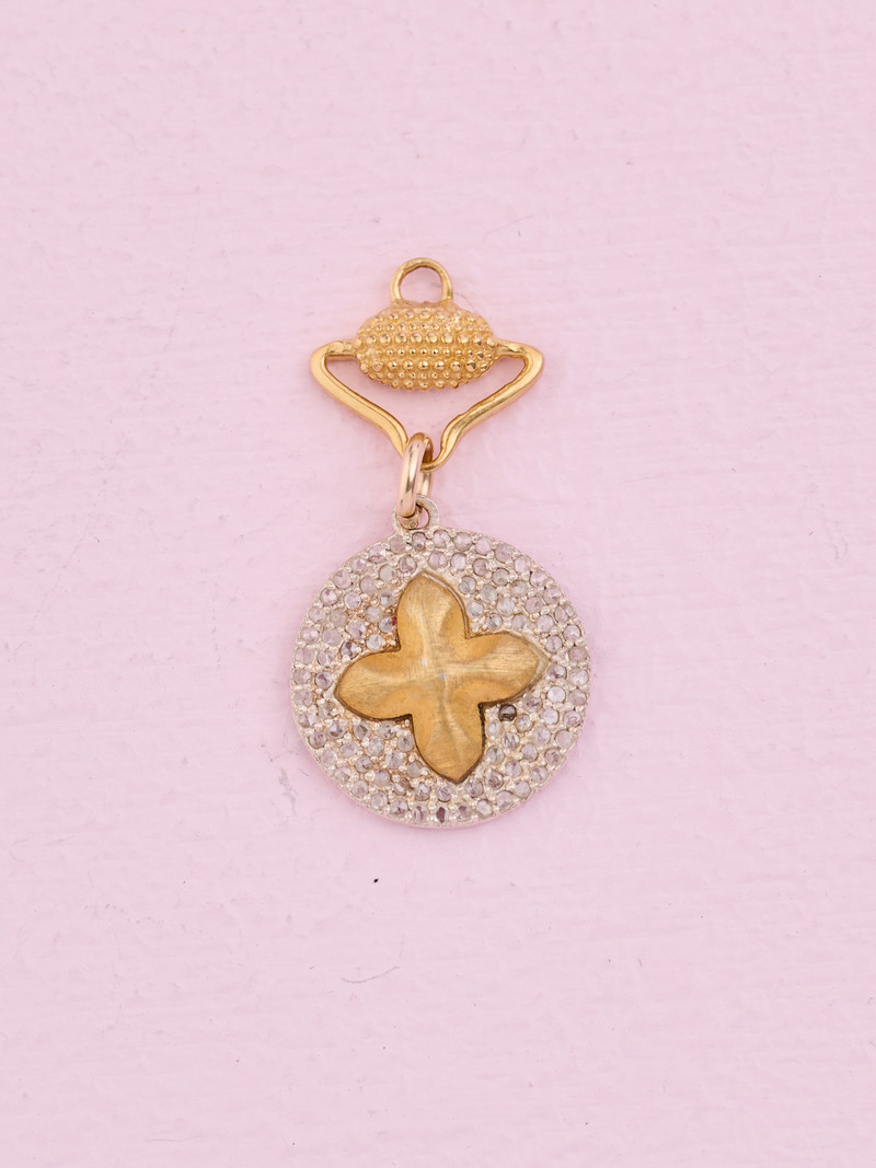 SENNOD Gold Clover on Diamond Disc Vignette