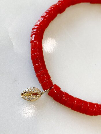 SYDNEY EVAN Small Cowrie Shell on Coral Heishi Bracelet