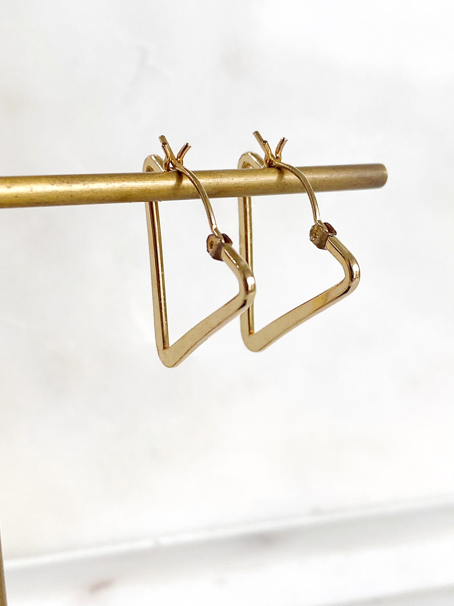 SENNOD Hadley Gold Filled Triangle Hoop