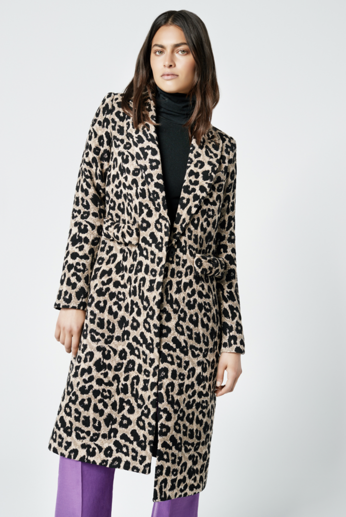 https://cdn.shoplightspeed.com/shops/625380/files/60674150/800x1067x3/smythe-bow-coat-leopard-jacquard.jpg