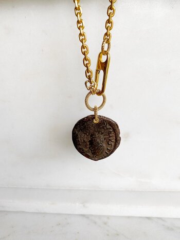 SENNOD OAK Roman "M" Coin Necklace