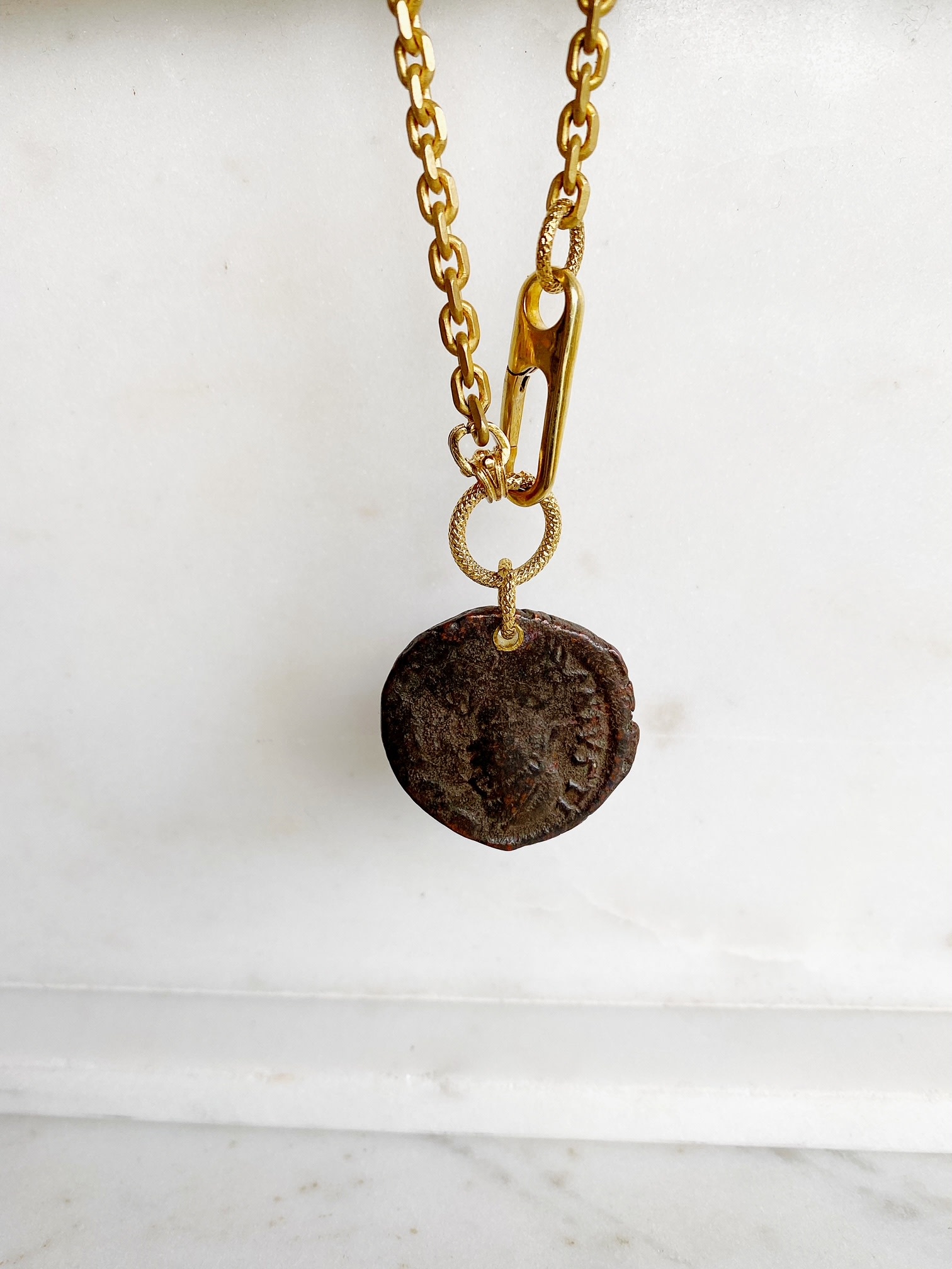 SENNOD OAK Roman "M" Coin Necklace
