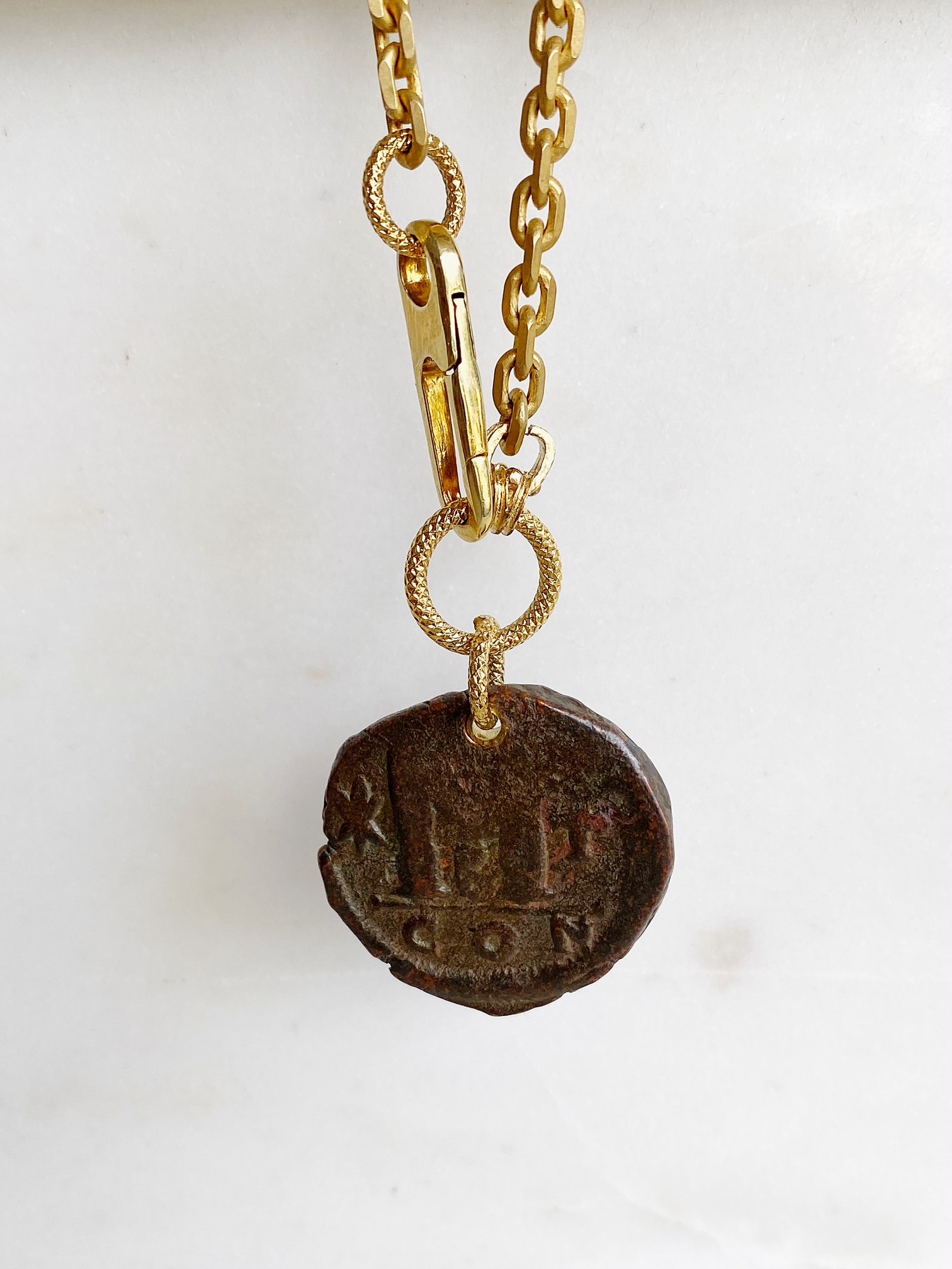 SENNOD OAK Roman "M" Coin Necklace