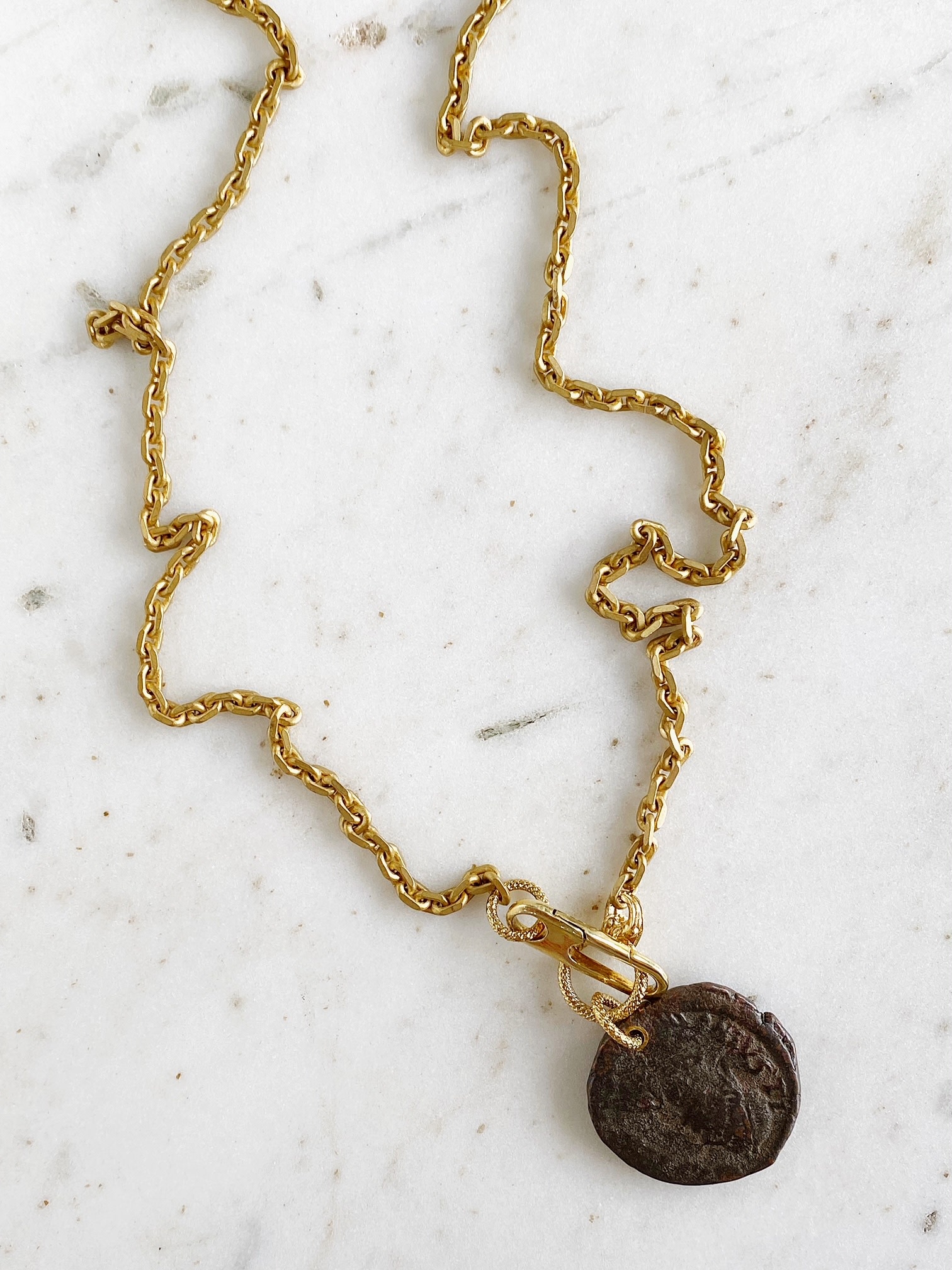 SENNOD OAK Roman "M" Coin Necklace