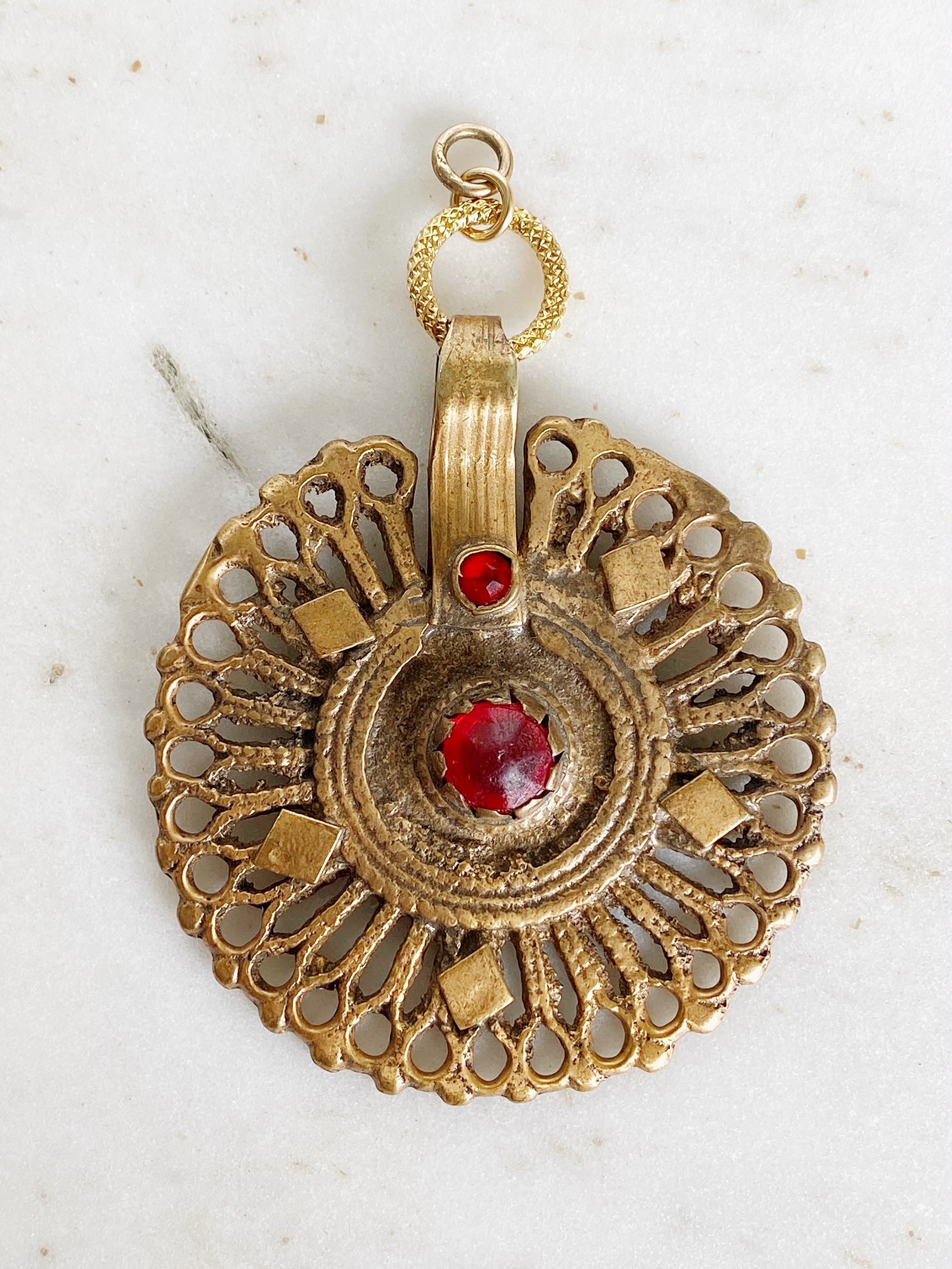 SENNOD Dalia- "Gentle" Red Vintage Vignette