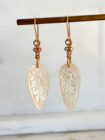 SENNOD Carved Mother of Pearl Teardrop Earrings