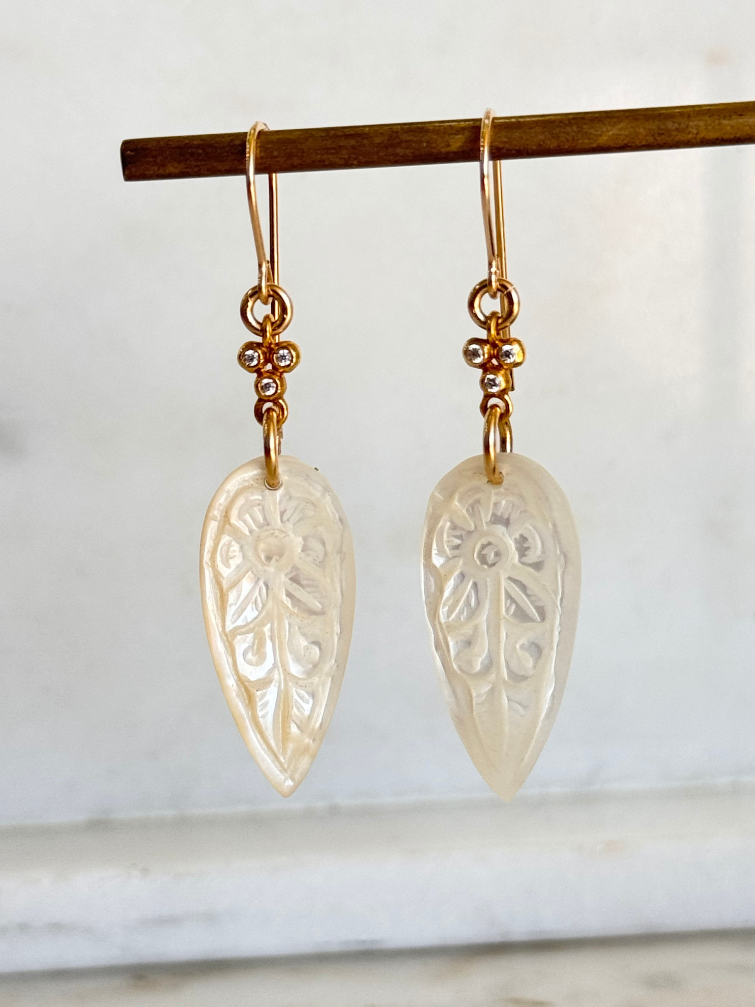 SENNOD Carved Mother of Pearl Teardrop Earrings