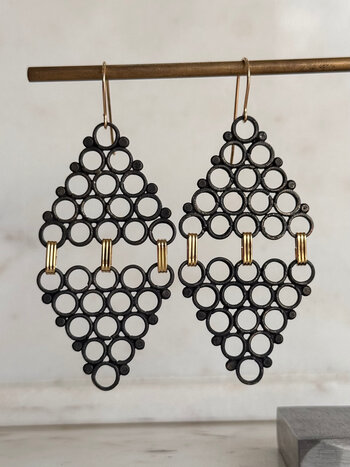 SENNOD Black Double Hive Pyramid Earrings