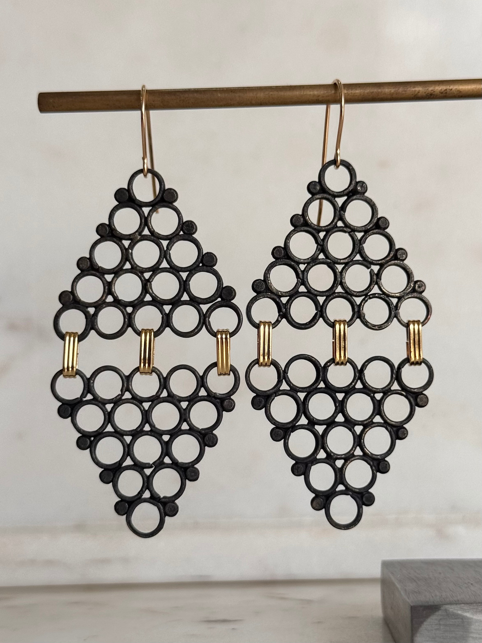 SENNOD Black Double Hive Pyramid Earrings