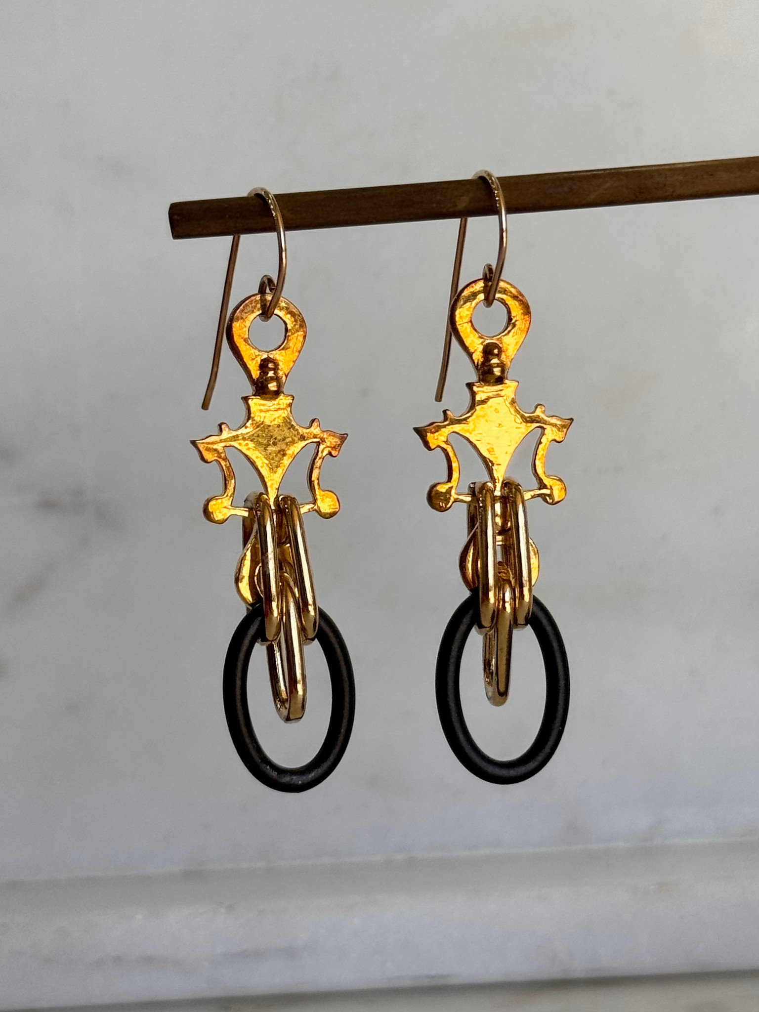 SENNOD Nico Oval Black Link on Roman Earrings