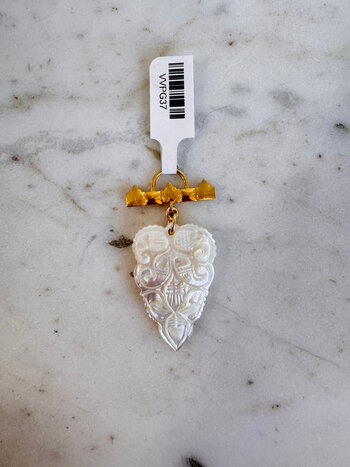 SENNOD Carved Mother of Pearl Teardrop Vignette