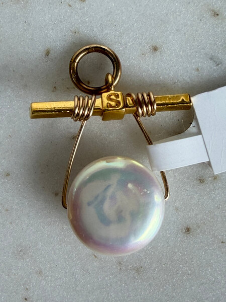 SENNOD Small Coin Pearl on Bar Vignette - Gold