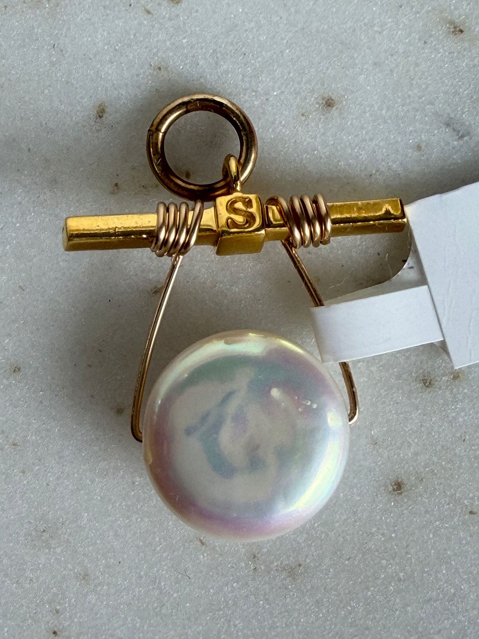 SENNOD Small Coin Pearl on Bar Vignette - Gold