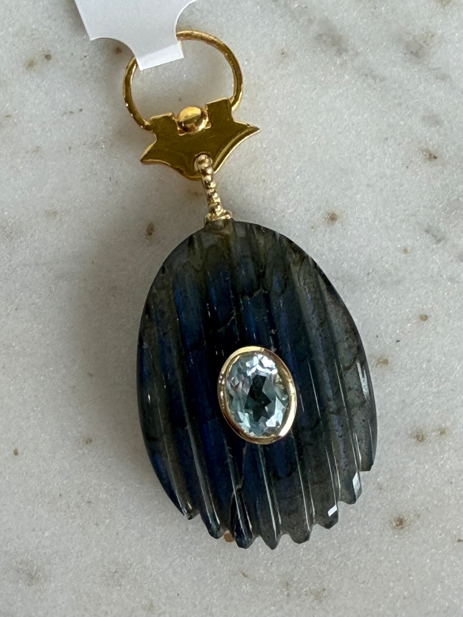 SENNOD Ridged Labradorite Oval & Blue Topaz Stone Vignette