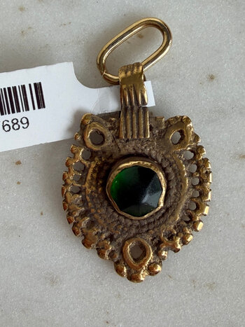 SENNOD Antique Medallion w/ Green Glass Vignette