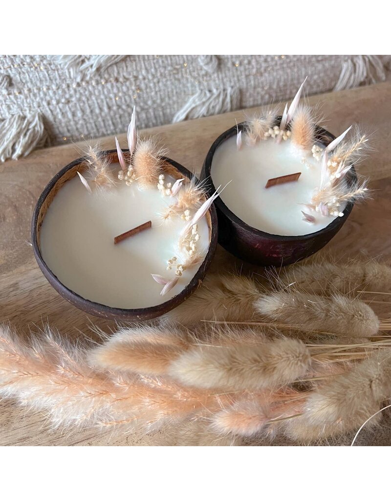 Island Jewels Coconut & Dried Pink Flower Candle