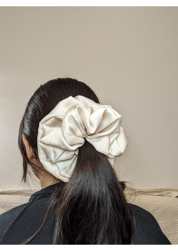 Janzy Silk Oversized Scrunchie