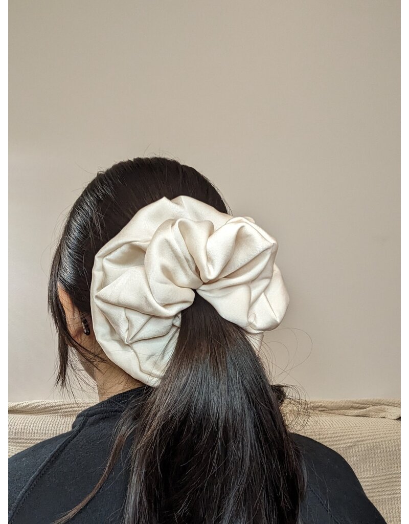 Janzy Silk Oversized Scrunchie