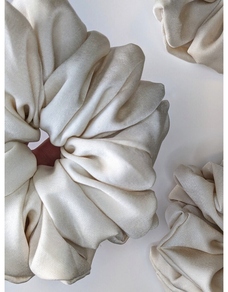 Janzy Silk Oversized Scrunchie