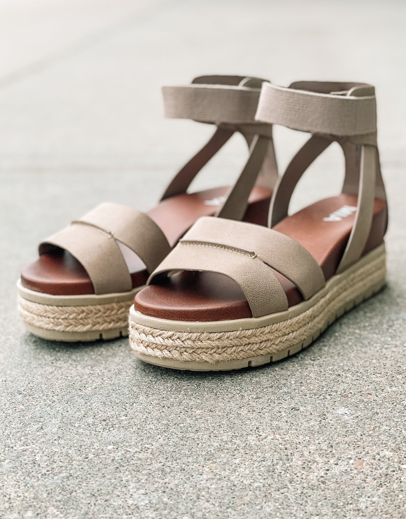 509 Broadway Kaylyn Platform Sandal