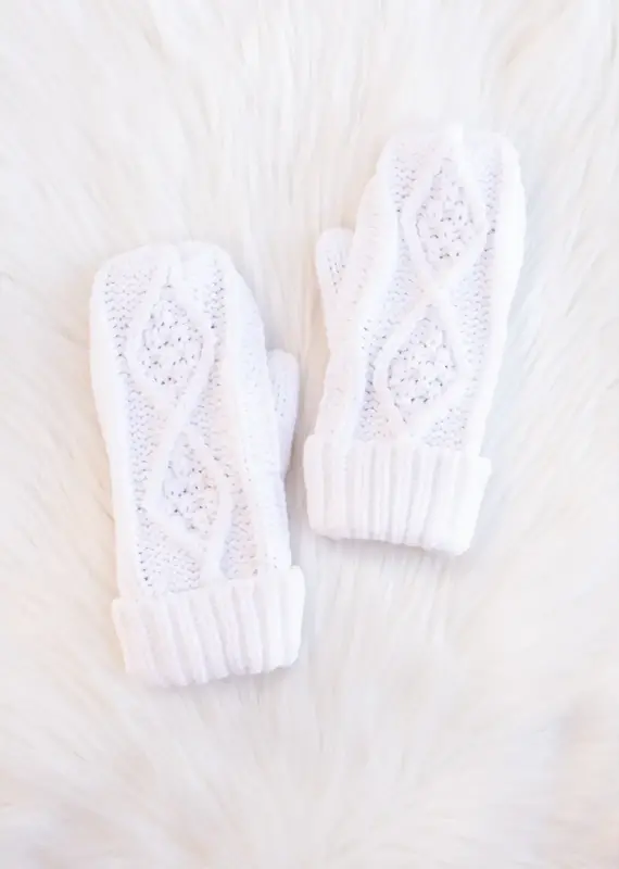 509 Broadway White Cable Knit Mittens