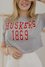 509 Broadway NE Huskers College Block Puff Ink Cropped Tee
