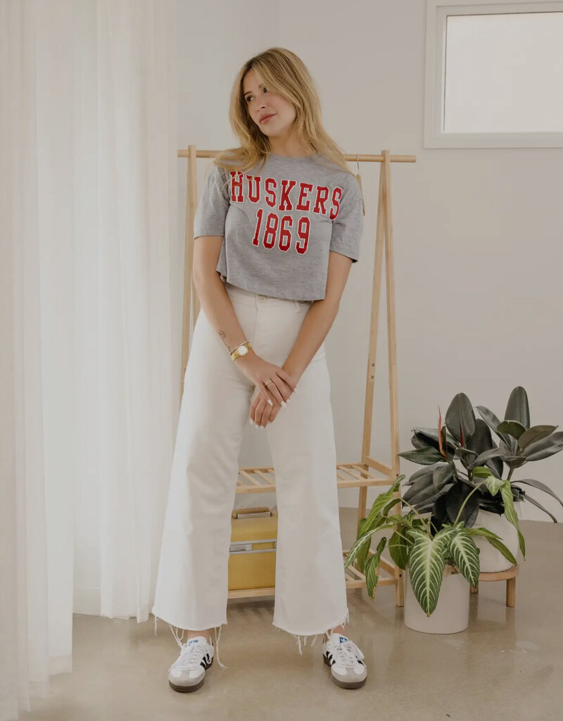 509 Broadway NE Huskers College Block Puff Ink Cropped Tee