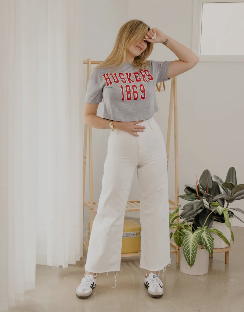 509 Broadway NE Huskers College Block Puff Ink Cropped Tee