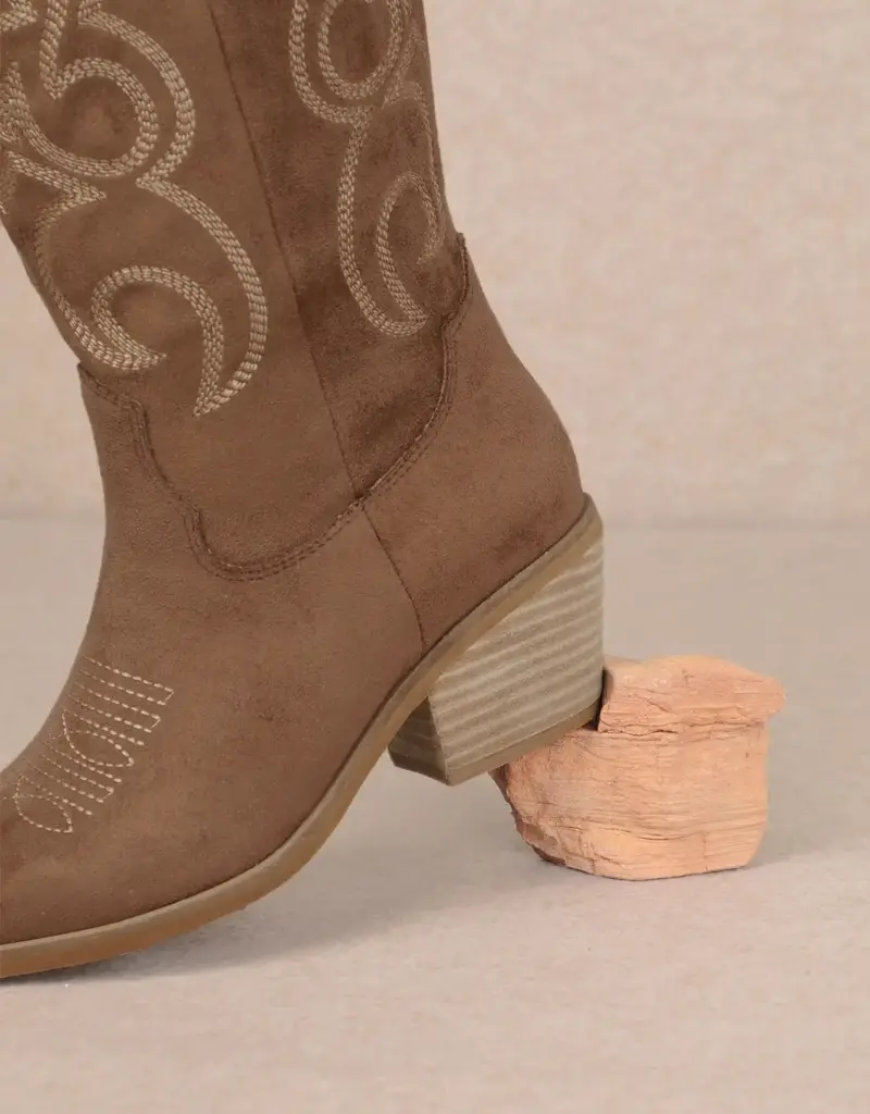 509 Broadway Giada Pointed Toe Boot