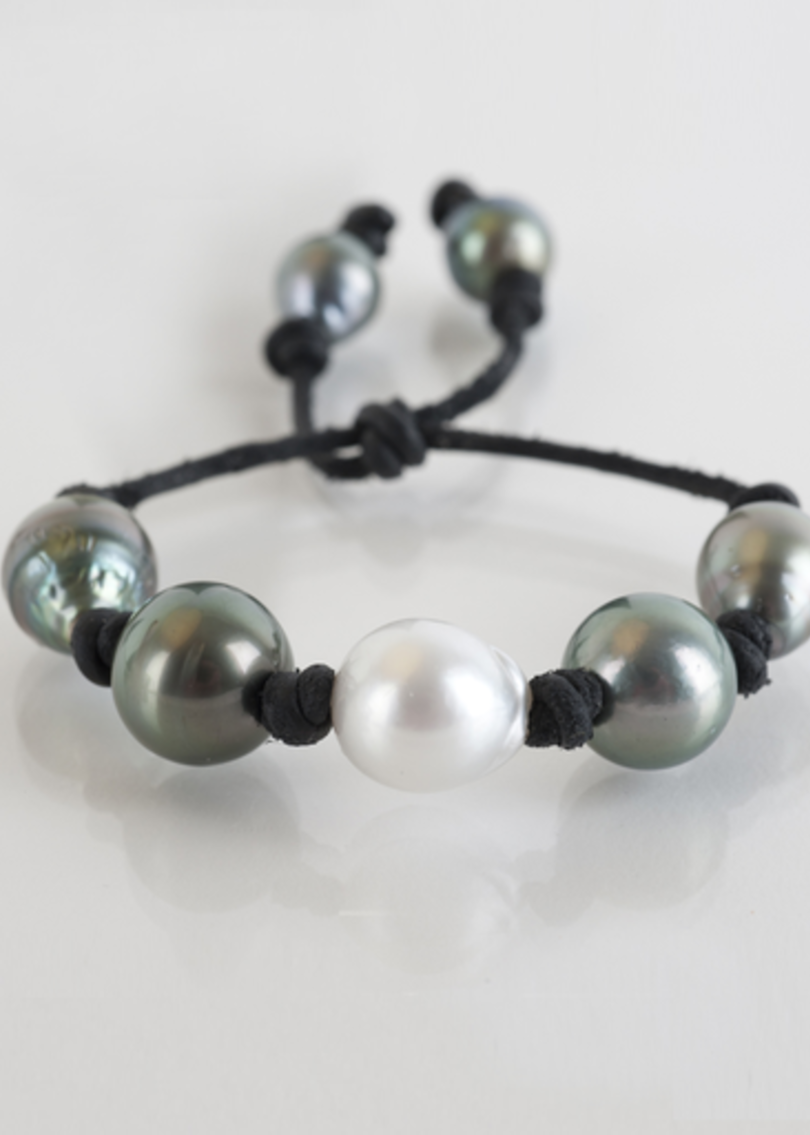 tahitian pearl on leather cord